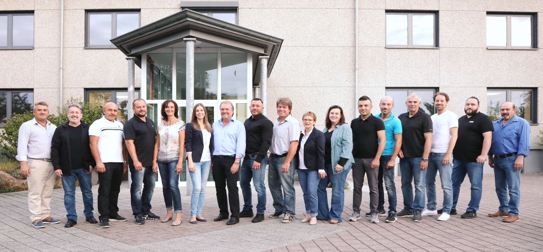 Foto Team vor Bürogebäude der Firma Tank und Apparate Barth GmbH