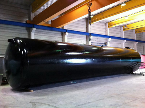 in Halle der Firma Tank und Apparate Barth GmbH liegender, gebrauchter, unterirdischer Regenwassertank mit 108.000 Liter Volumen und schwarzer Bitumenbeschichtung zur Nutzung als Retentionsbehälter
