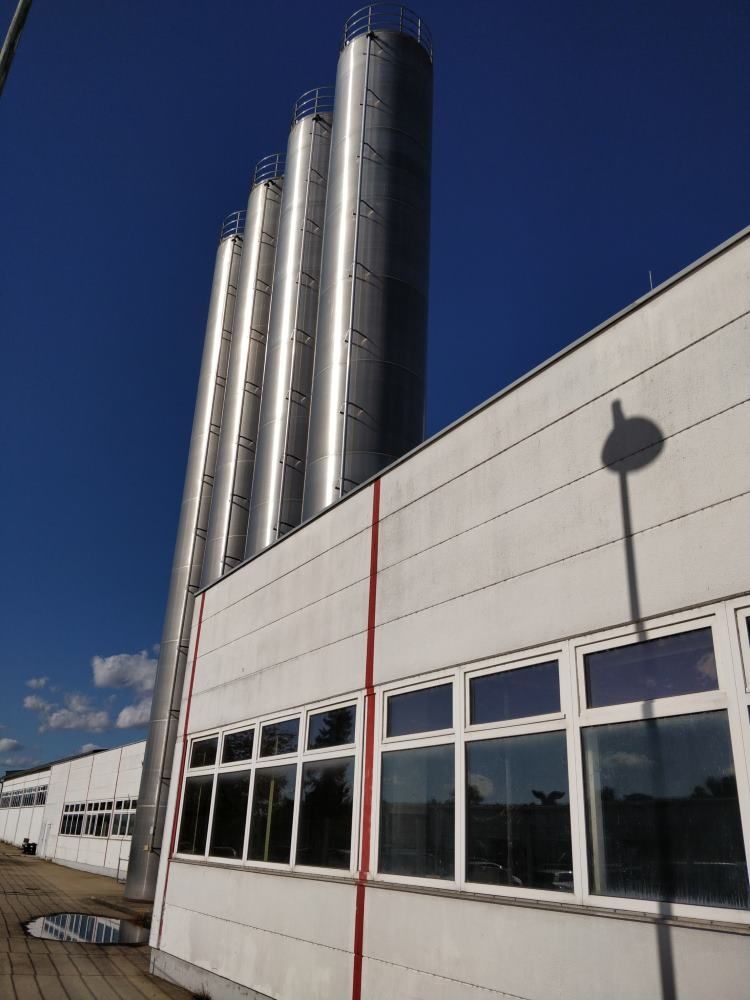 Aluminium-Silos, auf Fußring stehend (1)