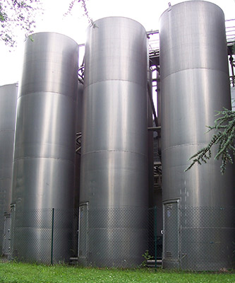 drei im Freien stehende Aluminium Silos mit 30.000 Litern Volumen 