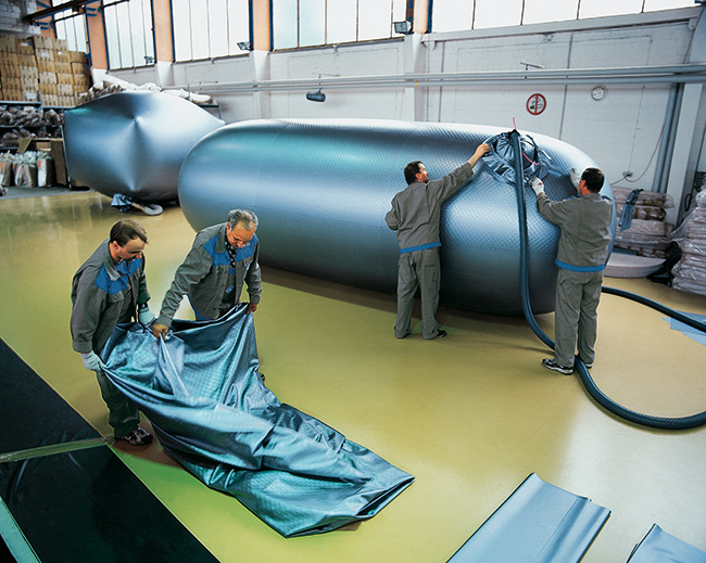 aufgeblasene, blaue, bauartzugelassene Tankinnenhülle aus Kunststoff zum Einbau in einen Gebrauchttank im Rahmen der Tanksanierung, die von Firma Tank und Apparate Barth GmbH angeboten wird