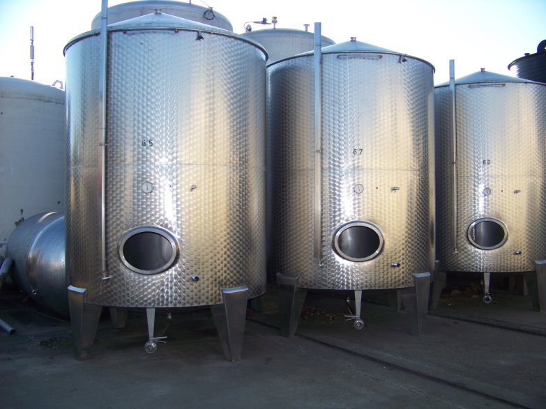 : drei in Reihe stehende, gebrauchte Edelstahltanks, Material V2A, Volumen 9.100 Liter, im Lager der Firma Tank und Apparate Barth GmbH