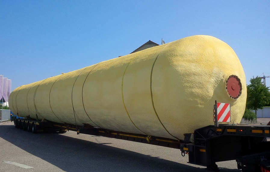 Liegender gebrauchter Druckbehälter aus Stahl mit 170.000 Liter Volumen und PU-Schaum-Isolierung vor dem Betrieb der Firma Tank und Apparate Barth GmbH in Forst