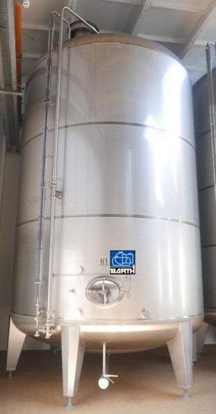 Stehender Edelstahlbehälter mit Rührwerk mit 60.800 Litern Inhalt von der Firma Tank und Apparate Barth GmbH in Forst