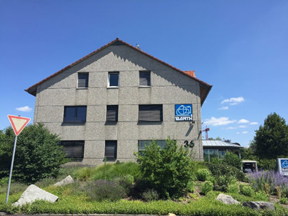 Verwaltungsgebäude von Tank und Apparate Barth GmbH vor blauem Himmel in Forst bei Bruchsal